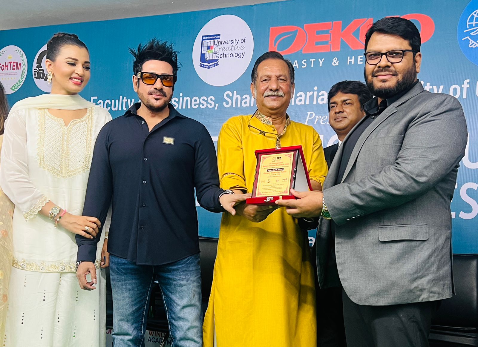 সন্মাননা স্মারক”পেলেন গোলাম শাহরিয়ার কবীর