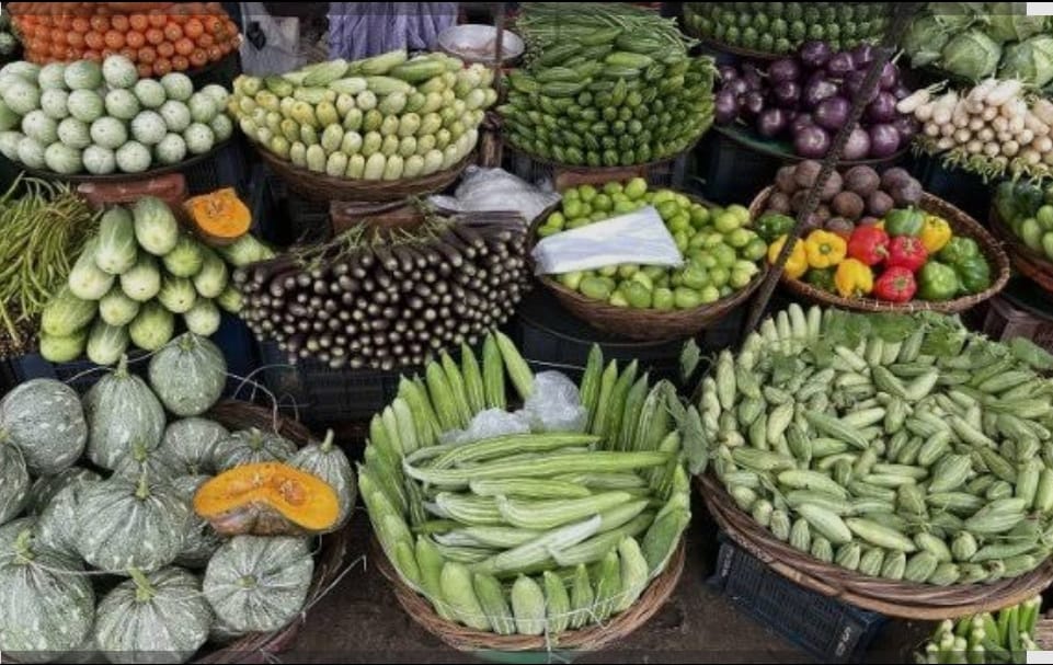 ঊর্ধ্বমুখী কয়েক পদের সবজির দাম, কমেছে মুরগির দাম