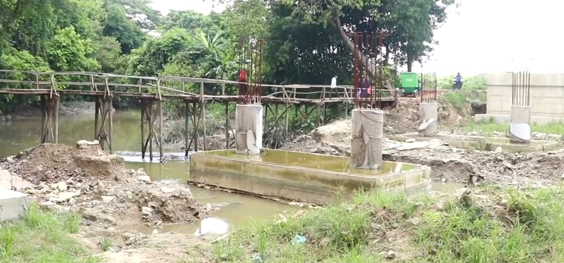 সেতু নির্মাণ কাজে ধীরগতি, দুর্ভোগে এলাকাবাসী