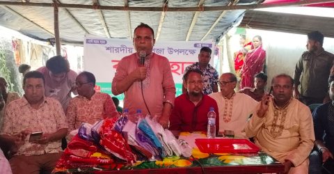 সিলেট মহানগরের উদ্যোগে বিভিন্ন পুজা মান্ডপে নতুন কাপড় উপহার প্রদান