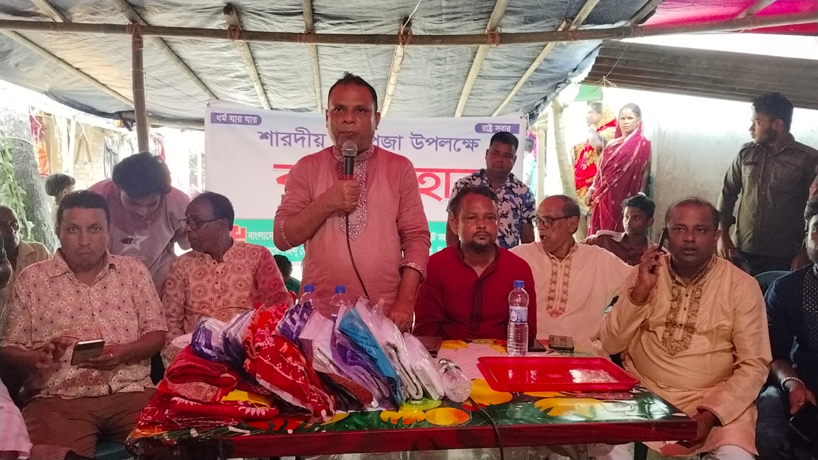 সিলেট মহানগরের উদ্যোগে বিভিন্ন পুজা মান্ডপে নতুন কাপড় উপহার প্রদান