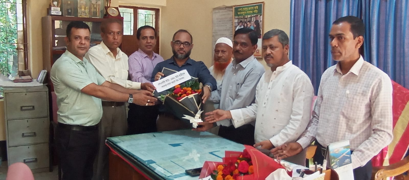 ফটিকছড়িতে শিক্ষককের রাজকীয় বিদায়