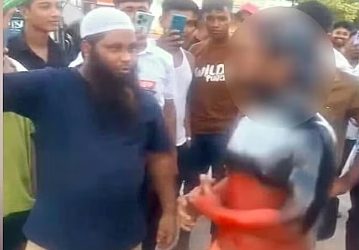 আনোয়ারায় হিরু আলমকে চুরির অপবাদে চুল কেটে আলকাতরা লাগিয়ে জনসম্মুখে ঘুরানোর অপরাধে হোটেলের মালিক আটক