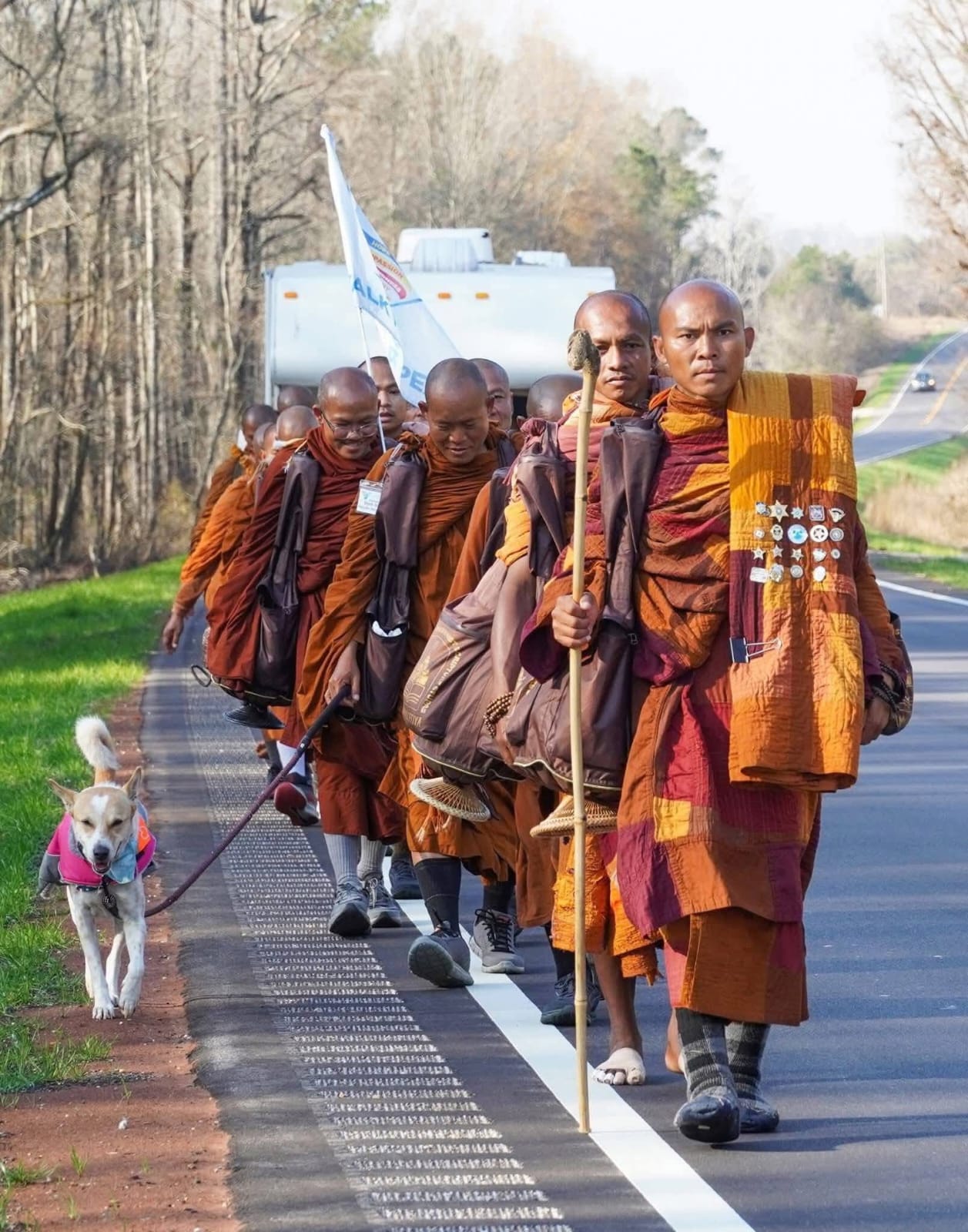 আমেরিকায় বৌদ্ধ ভিক্ষুর শান্তির পদযাত্রায় পথকুকুর আলোকা