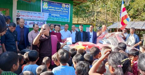 বাংলাদেশ বৌদ্ধ যুব পরিষদ চট্টগ্রাম অঞ্চলের উদ্যোগে আলীকদমে শীতবস্ত্র ও শিক্ষা সামগ্রী বিতরণ সম্পন্ন