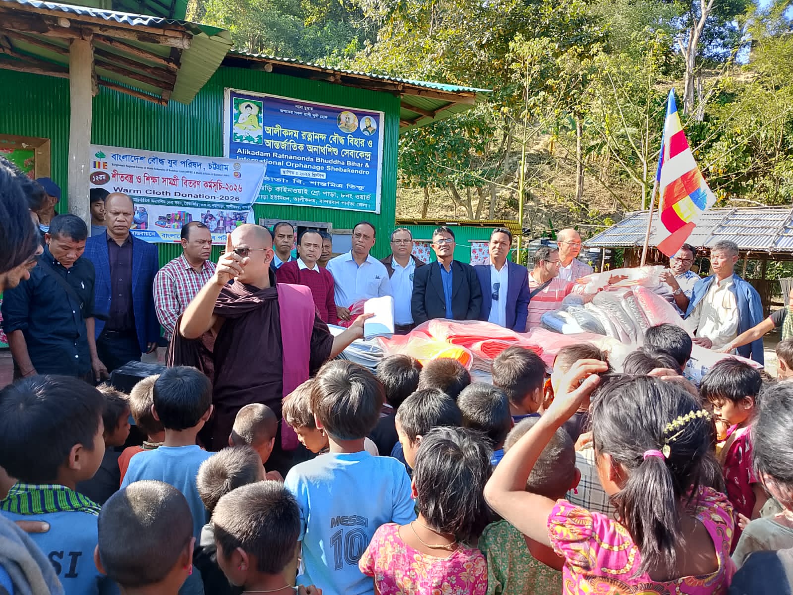 বাংলাদেশ বৌদ্ধ যুব পরিষদ চট্টগ্রাম অঞ্চলের উদ্যোগে আলীকদমে শীতবস্ত্র ও শিক্ষা সামগ্রী বিতরণ সম্পন্ন