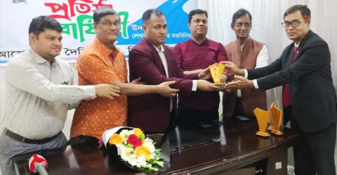 দৈনিক সাঙ্গুর রজতজয়ন্তীতে লায়ন উজ্জল কান্তি বড়ুয়া লেখক সম্মাননায় ভূষিত