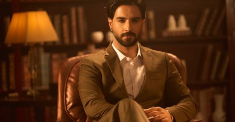 সীমা ভেঙে বাংলাদেশি ফ্যাশনে কাশ্মীরি মডেলের পদচারণা