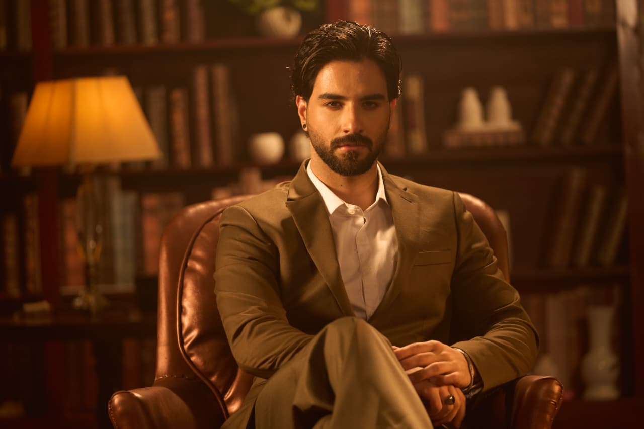 সীমা ভেঙে বাংলাদেশি ফ্যাশনে কাশ্মীরি মডেলের পদচারণা