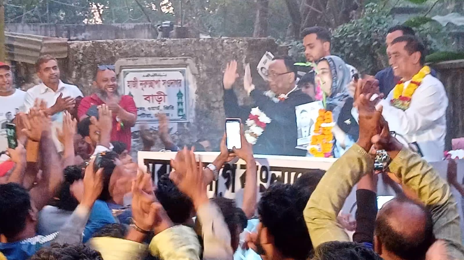 পটিয়ার জিরি ইউনিয়নে ধানের শীষের প্রার্থী এনামুল হক’র গনসংযোগে মীর গ্রুপ চেয়ারম্যান আবদুস সালাম