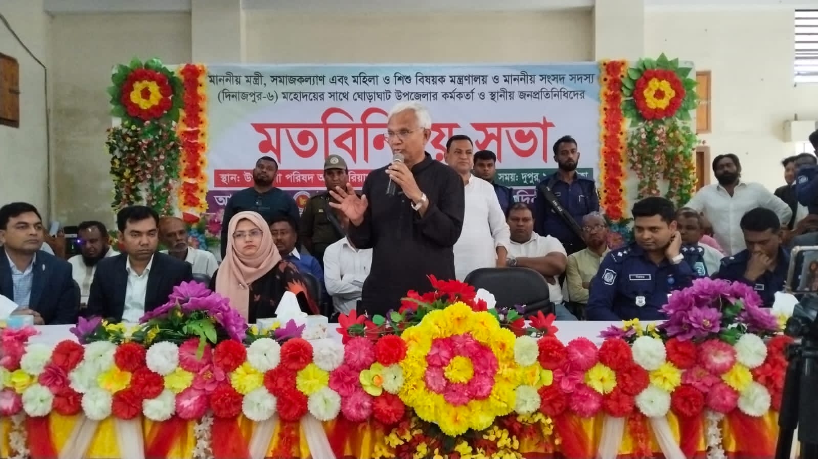 ঘোড়াঘাটে মন্ত্রীর সাথে উপজেলা প্রশাসন ও স্থানীয় প্রতিনিধিদের মতবিনিময় সভা অনুষ্ঠিত