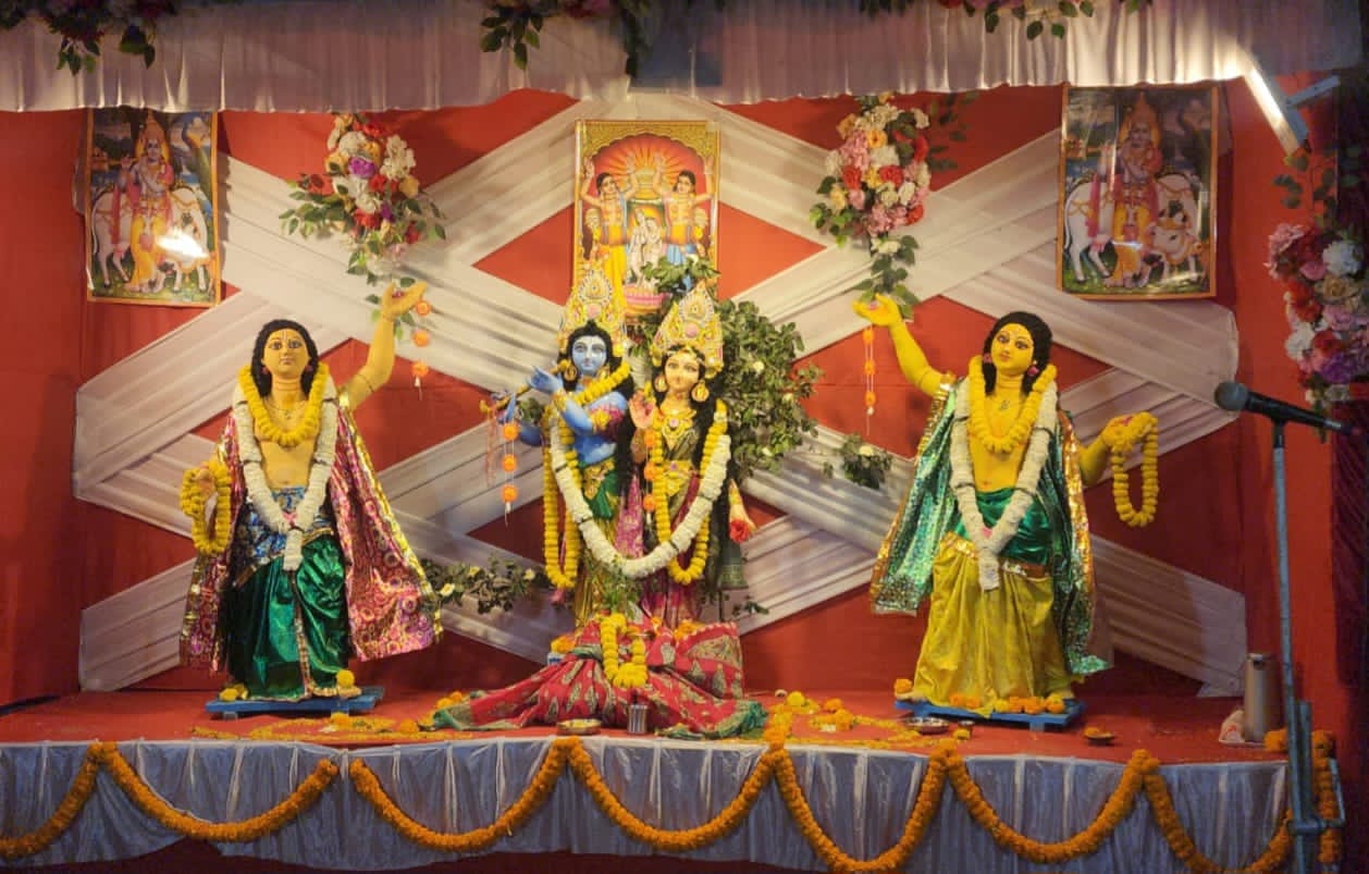 রাধা-গোবিন্দের আরাধনায় অন্নভোগ বিতরণ ভক্তির আবেশে মুখরিত গোয়ালবাটী গ্রাম