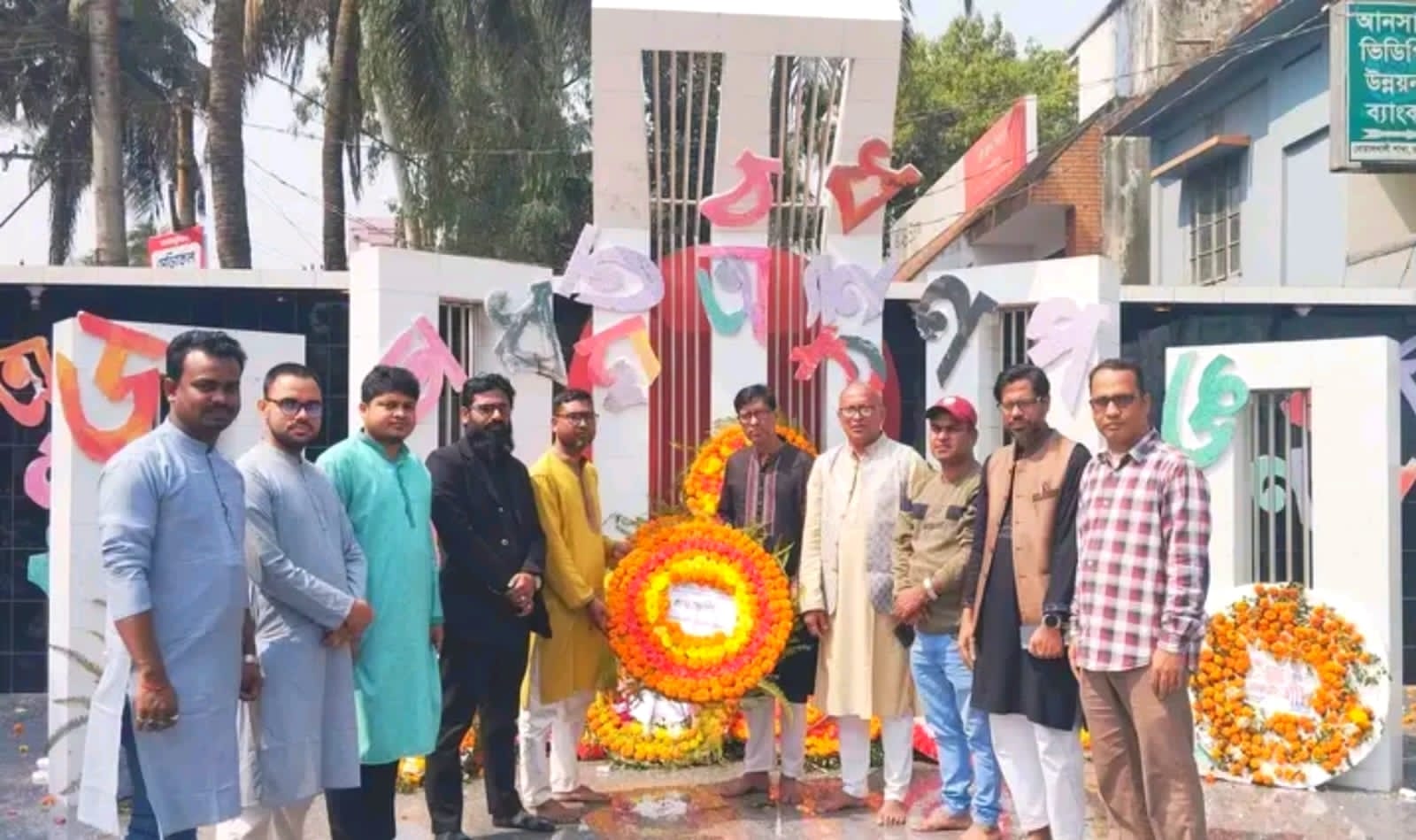 মাতৃভাষা দিবসে শহীদ মিনারে বোয়ালখালী প্রেসক্লাব নেতৃবৃন্দের শ্রদ্ধা নিবেদন