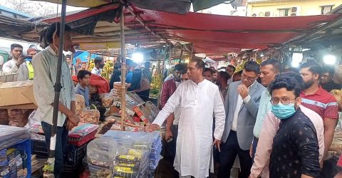 জনদূর্ভোগ নিরসনে পটিয়ার শান্তিরহাট বাজার পরিদর্শন করলেন  এনামুল হক এনাম এমপি