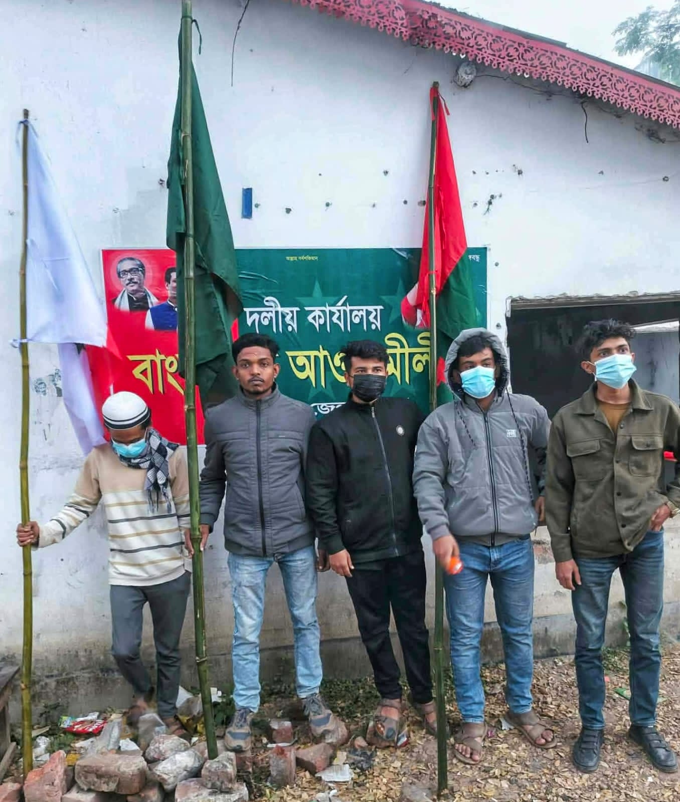 ঝিনাইদহে আওয়ামীলীগের কার্যালয়ে দলীয় পতাকা উত্তোলন করলো  ছাত্রলীগ