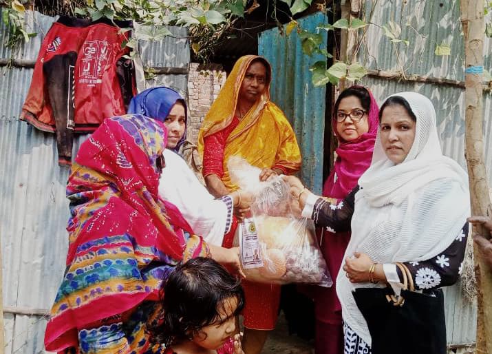 হিলিতে অসহায় ও হতদরিদ্র পরিবারের মাঝে ঈদ উপহারসামগ্রী বিতরণ