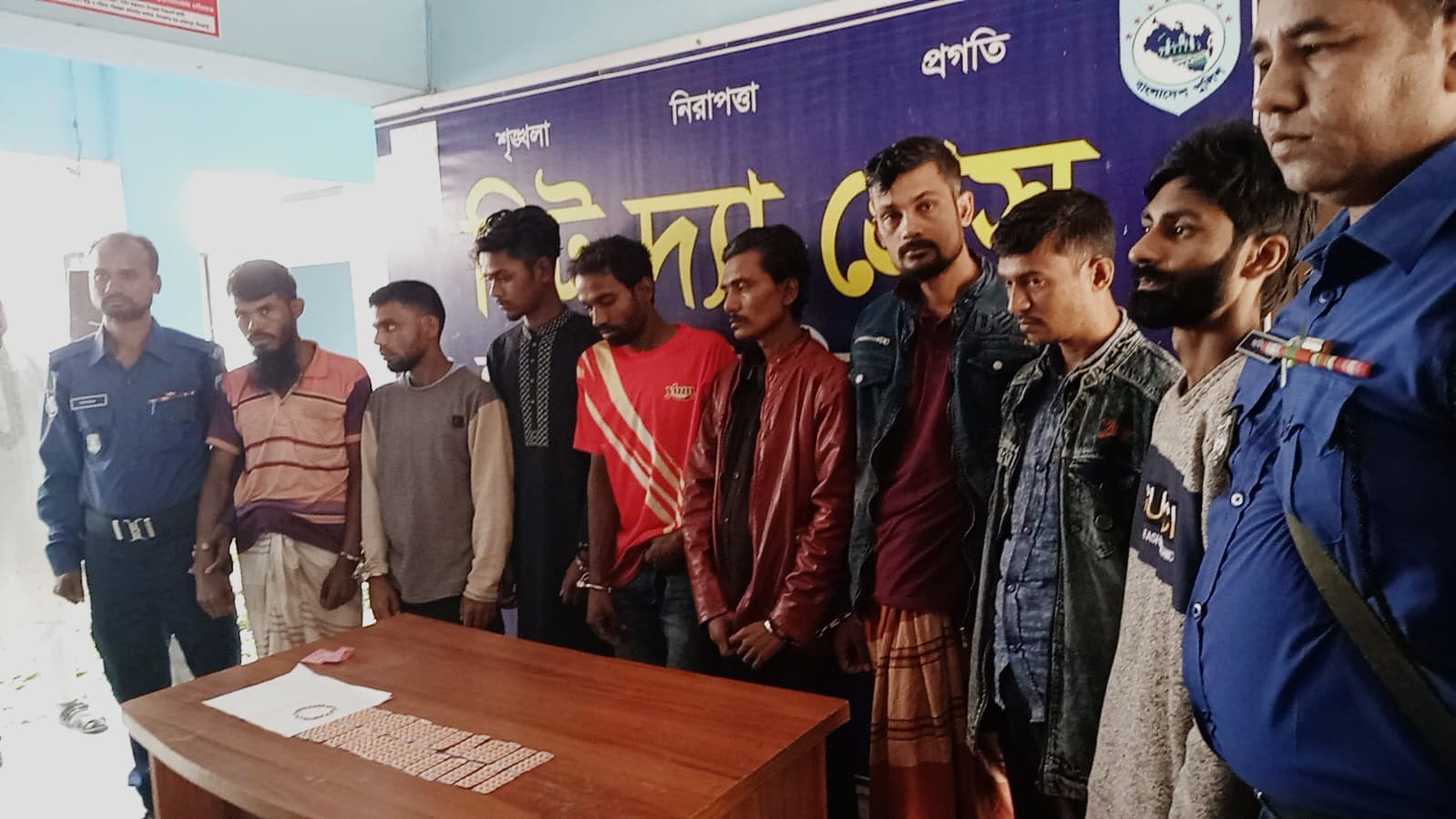 হাকিমপুরে মাদকদ্রব্য সহ  আটক ৮