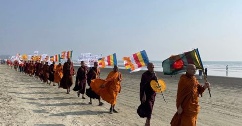 সম্প্রীতি ও বিশ্বশান্তির বার্তায় কক্সবাজার সৈকত থেকে বৌদ্ধ ভিক্ষুদের ঢাকামুখী পদযাত্রা