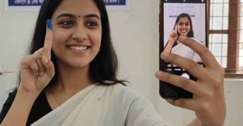 ভোটকেন্দ্রে সেলফি তোলা নিয়ে যা বলছে নির্বাচন কমিশন