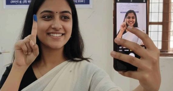 ভোটকেন্দ্রে সেলফি তোলা নিয়ে যা বলছে নির্বাচন কমিশন