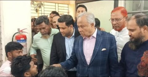 আহত বিএনপির নেতাকর্মীদের খোঁজখবর নিতে আনোয়ারা স্বাস্থ্য কমপ্লেক্সে সাংসদ সরওয়ার জামাল নিজাম