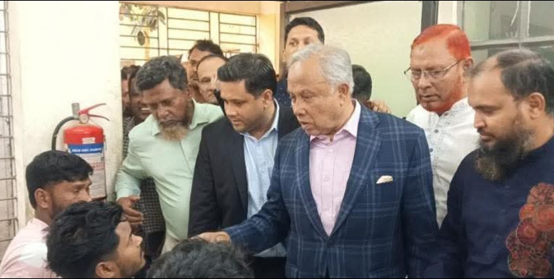 আহত বিএনপির নেতাকর্মীদের খোঁজখবর নিতে আনোয়ারা স্বাস্থ্য কমপ্লেক্সে সাংসদ সরওয়ার জামাল নিজাম