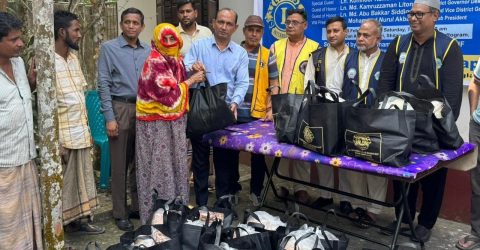 ইফতার সামগ্রী ও ঈদ উপহার বিতরণে চিটাগাং কর্ণফুলী এলিট লায়ন্স ক্লাব