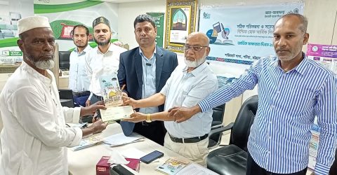 পটিয়ায় ব্যাংক হিসাবের মাধ্যমে সমাজসেবক আবু মোহাম্মদ’র পক্ষে ৩০০ দরিদ্র মানুষ পেল যাকাতের অর্থ