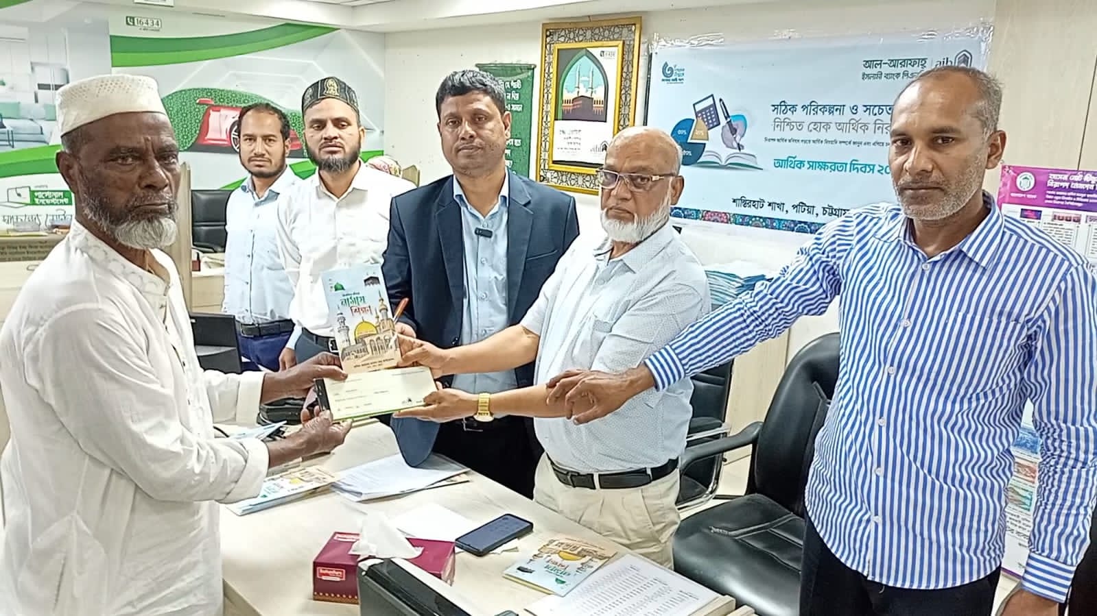 পটিয়ায় ব্যাংক হিসাবের মাধ্যমে সমাজসেবক আবু মোহাম্মদ’র পক্ষে ৩০০ দরিদ্র মানুষ পেল যাকাতের অর্থ