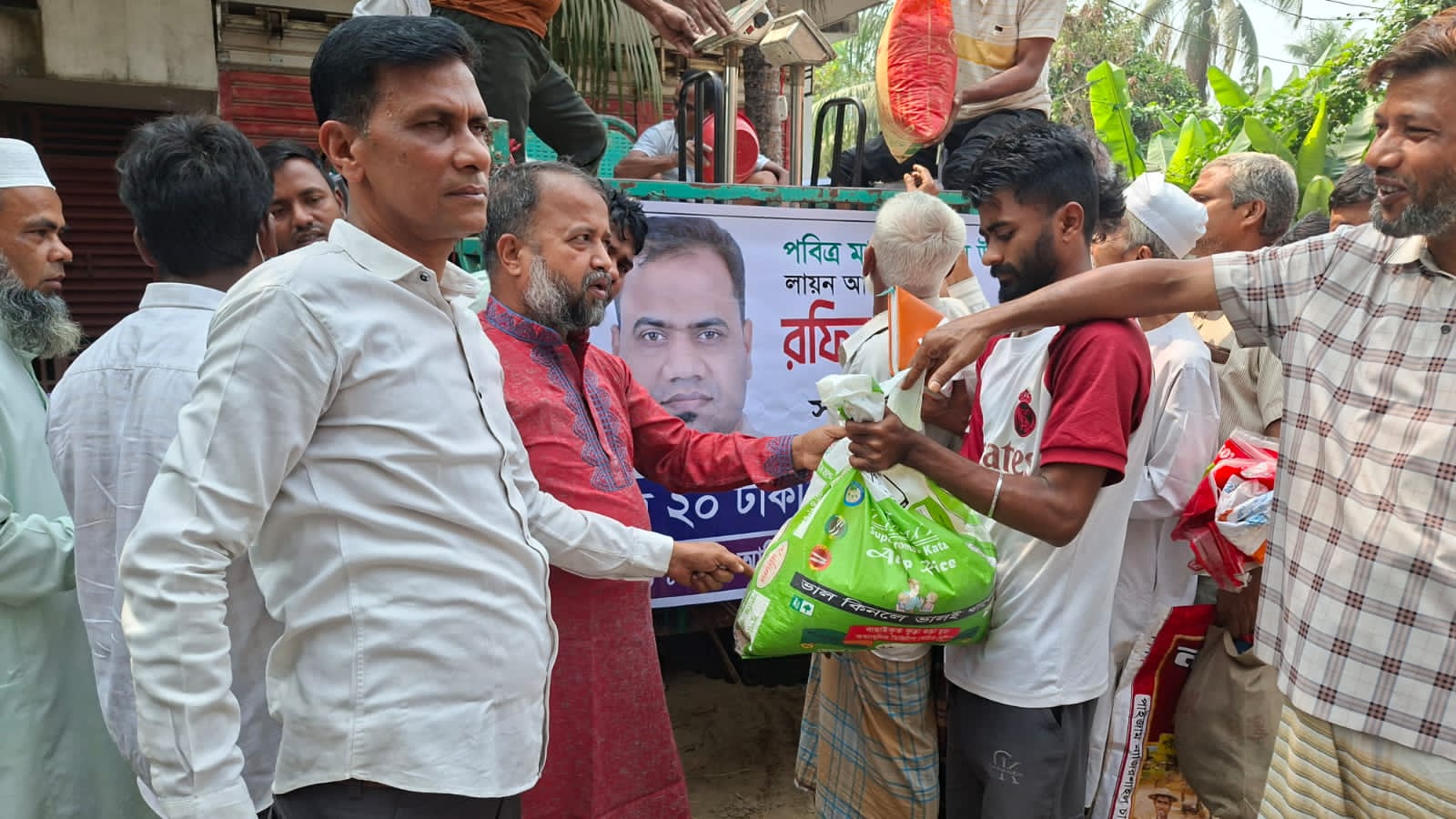 চন্দনাইশে লায়ন রফিকের পক্ষ থেকে ২০ টাকা মূল্যে চাল বিতরণ অব‍্যাহত