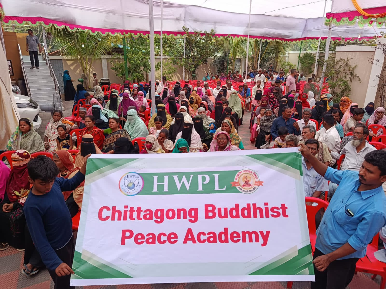 এইচডাব্লিউপিএল এর উদ্যোগে চলমান যুদ্ধ বন্ধের আহ্বানে কধুরখীল মারজিন বৌদ্ধ বিহারে বিশ্বশান্তি কামনায় হাজার বাতি প্রজ্বলন ও প্রার্থনা