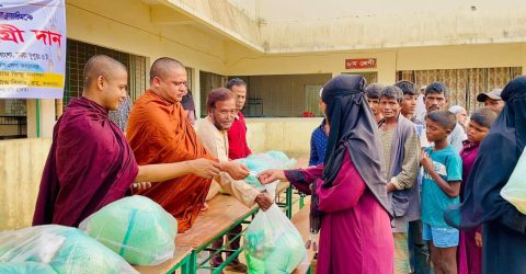 কক্সবাজারের রামুতে রোজাদারদেরকে ইফতারসামগ্রী দিলেন বৌদ্ধ ভিক্ষু কে. শ্রী. জ্যোতিসেন মহাথেরো
