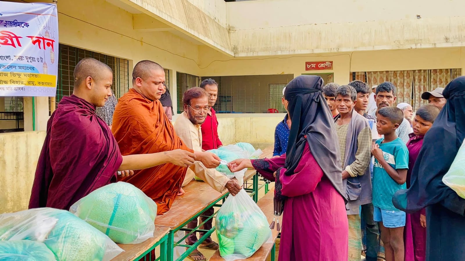 কক্সবাজারের রামুতে রোজাদারদেরকে ইফতারসামগ্রী দিলেন বৌদ্ধ ভিক্ষু কে. শ্রী. জ্যোতিসেন মহাথেরো