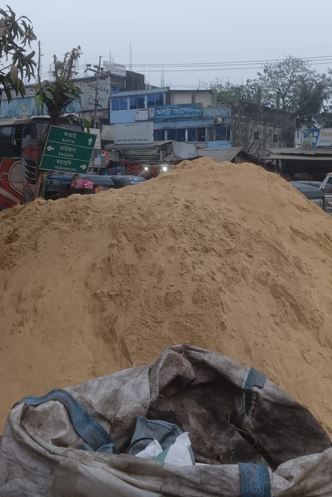 রাউজানের পাহাড়তলী চৌমুহনীতে কাপ্তাই সড়কের ওপর অবৈধ বালির স্তুুপ, তীব্র যানযট, নির্বিকার প্রশাসন