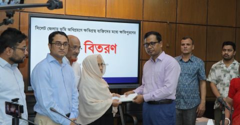 সিলেটে ভূমি অধিগ্রহণে ক্ষতিগ্রস্থদের মধ্যে জেলা প্রশাসকের চেক বিতরণ