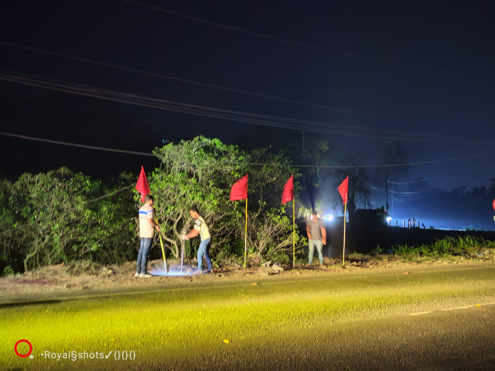 চট্টগ্রাম-কক্সবাজার মহাসড়কের ঝুঁকিপূর্ণ ৯টি বাঁকে বিআরটিএ’র সতর্কতামূলক লাল পতাকা স্থাপন*