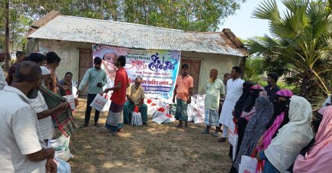 চন্দনাইশ বরকলে শহর কুতুব শাহ্ আমানত এন্টারপ্রাইজ এর পক্ষ থেকে ইফতার ও ঈদ উপহার বিতরণ