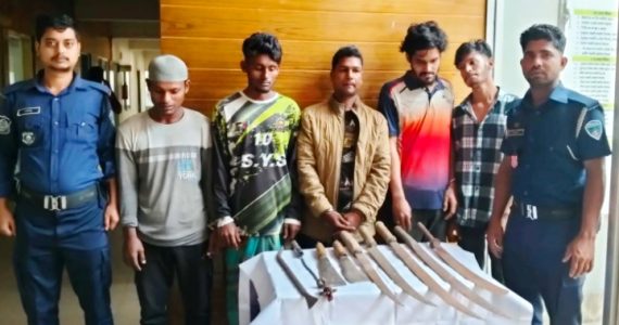 আনেয়ারায় ডাকাতির প্রস্তুতিকালে সম্রাটের ঘরে অভিযান, অস্ত্রসহ আটক ৫