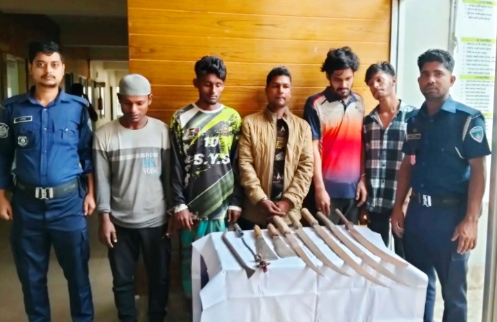 আনেয়ারায় ডাকাতির প্রস্তুতিকালে সম্রাটের ঘরে অভিযান, অস্ত্রসহ আটক ৫